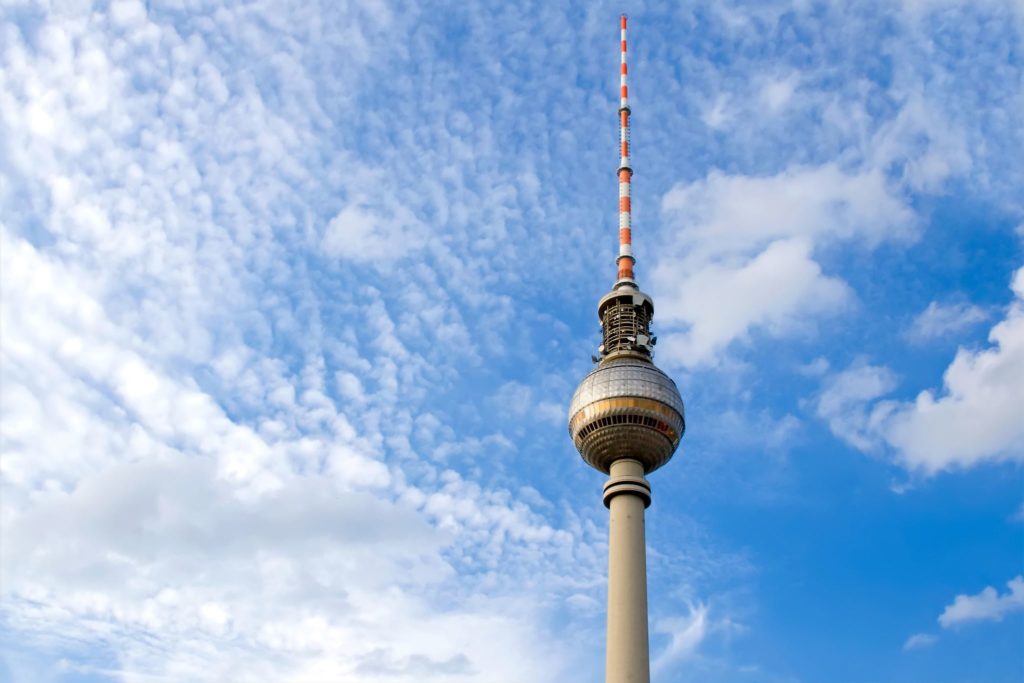 Berliner Fernsehturm vor blauem Himmel nahe der LINDEMANN HOTELS®